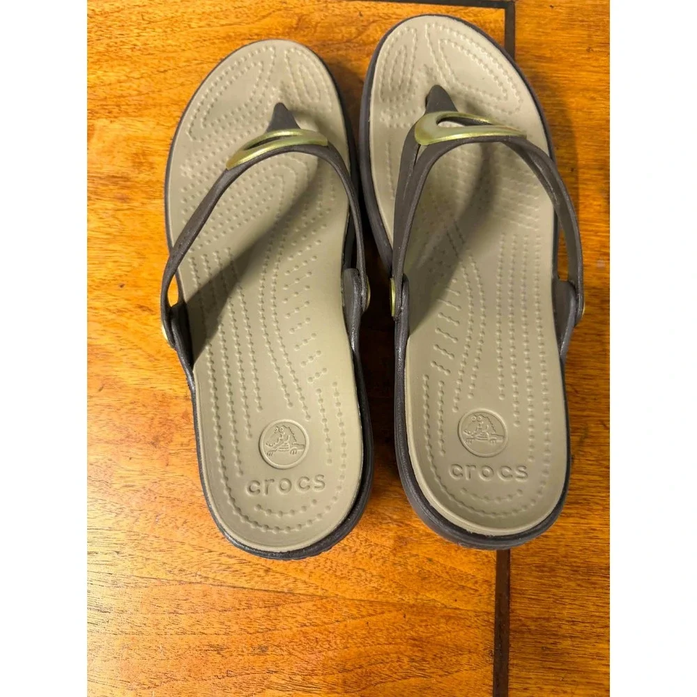 Crocs Women's 8 Sanrah Circle Wedge Sandals Brown Tan Gold Thong Flip Flops